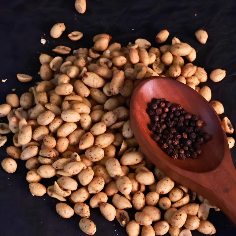 Indiyum Black Pepper Peanuts